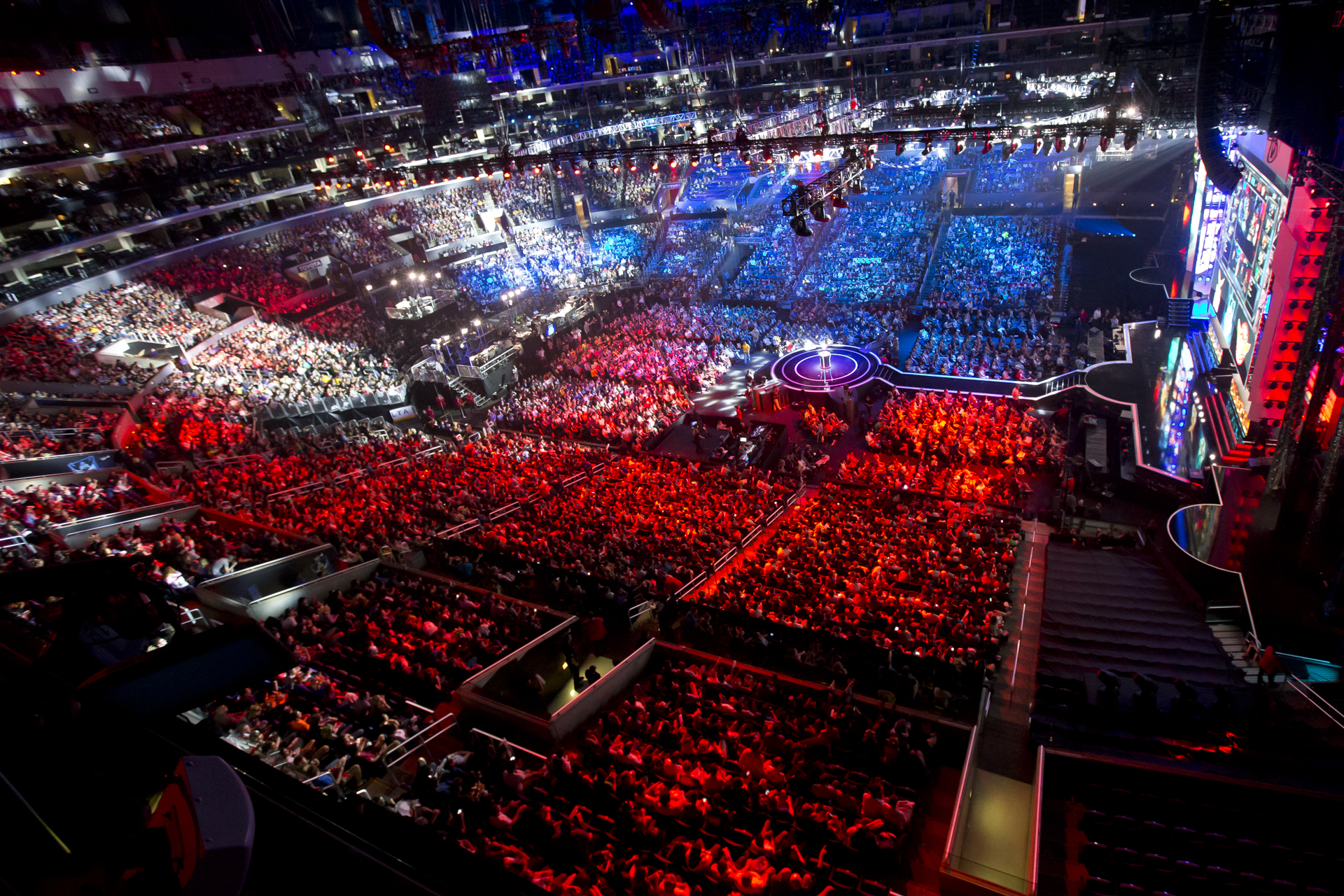 下路生态突变：寒冰射手+韦鲁斯Poke流盛行入围赛。